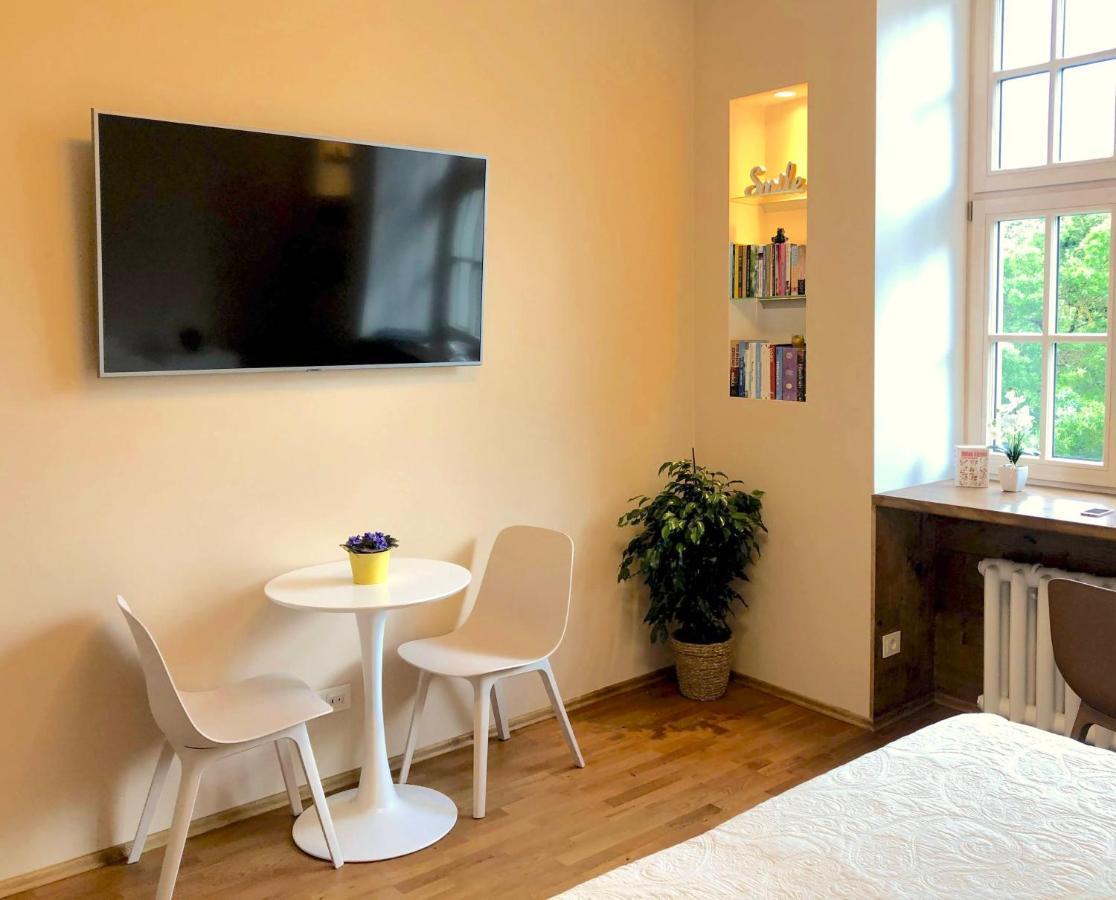 Centrally Located Overlooking Vermanes Park Appartement