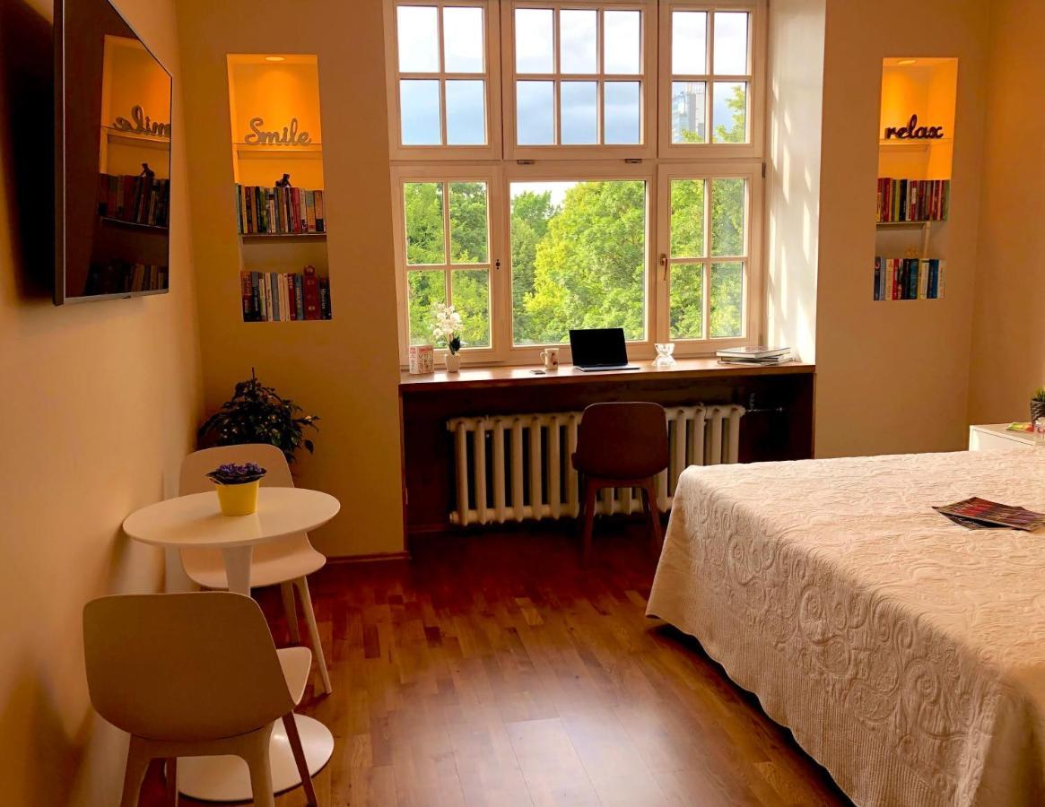 Centrally Located Overlooking Vermanes Park Appartement Riga